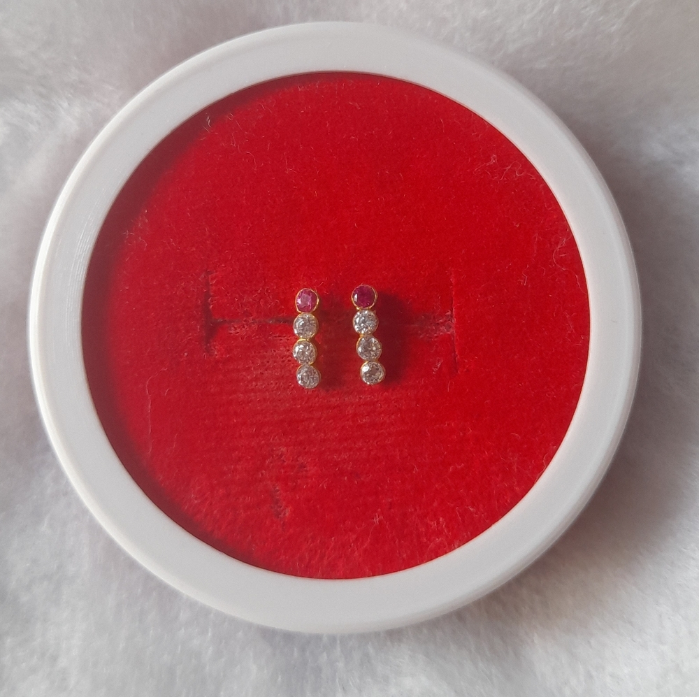 Beautiful new 😍 shaining stone studs - Picture 1 of 6